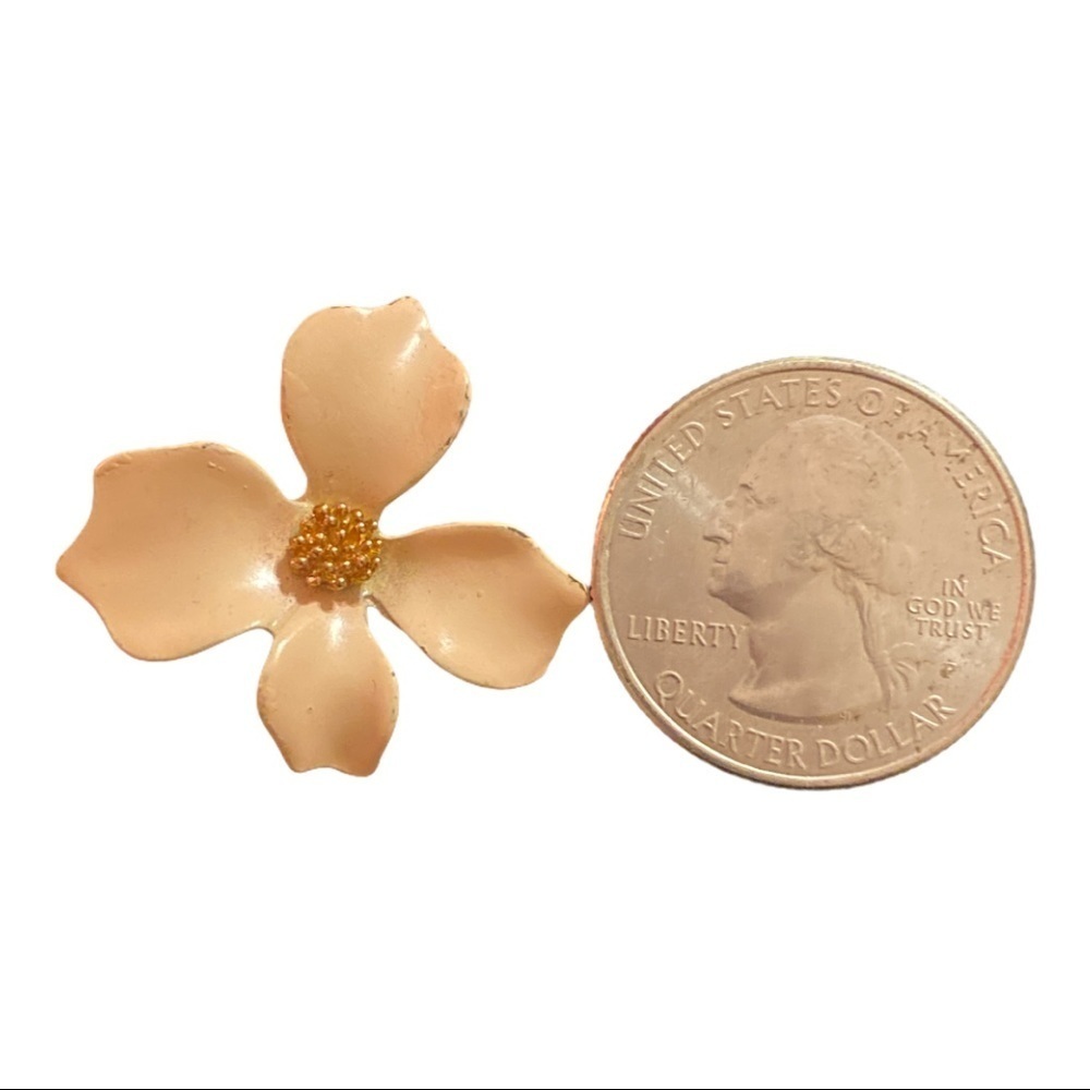 Metal Petal Floral Cream earrings‎ - Picture 3 of 3